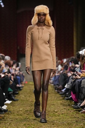 لمسة من الألفينات تعود إلى المنصة